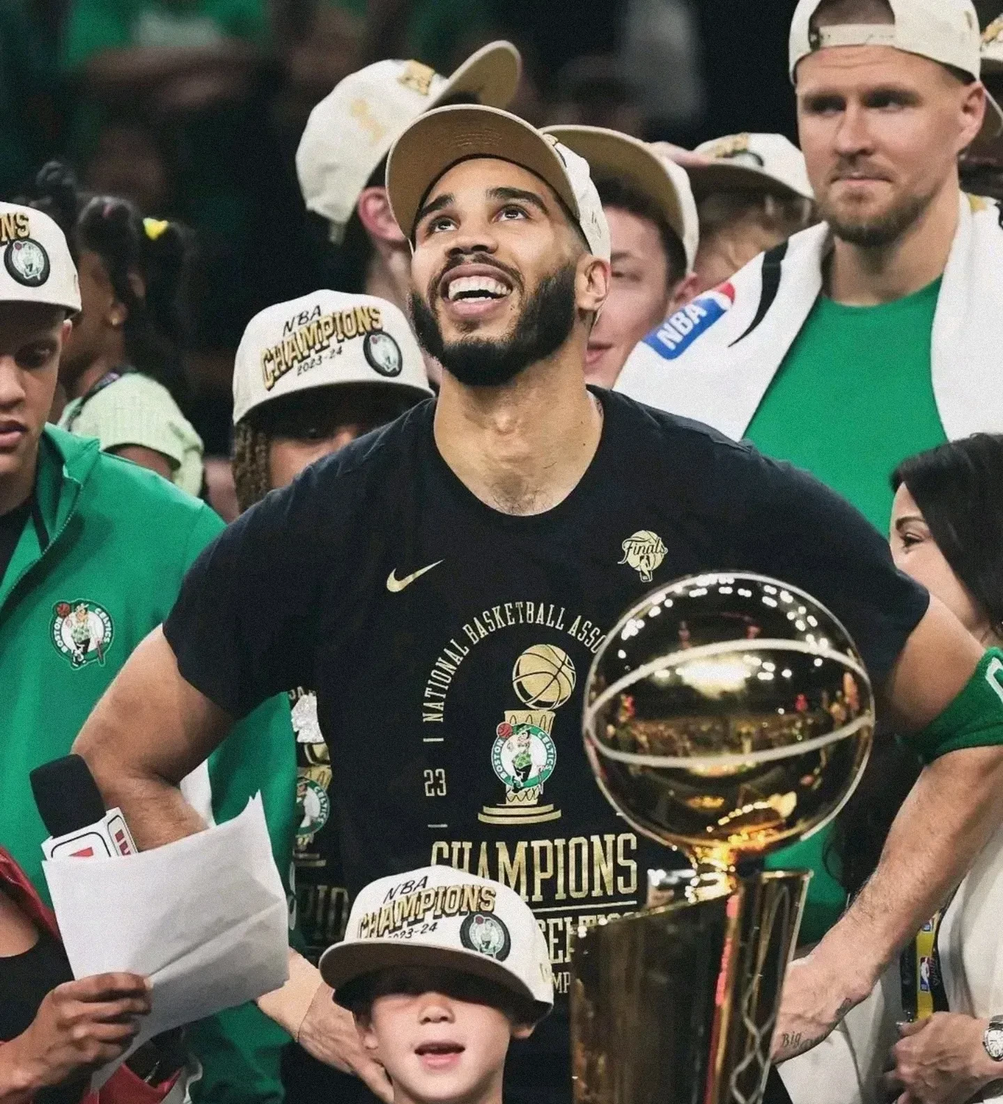 包含关键时刻波士顿凯尔特人备战NBA常规赛；遗憾出局细节曝光；气氛紧张；更衣室氛围转暖的词条爱游戏体育投注官网